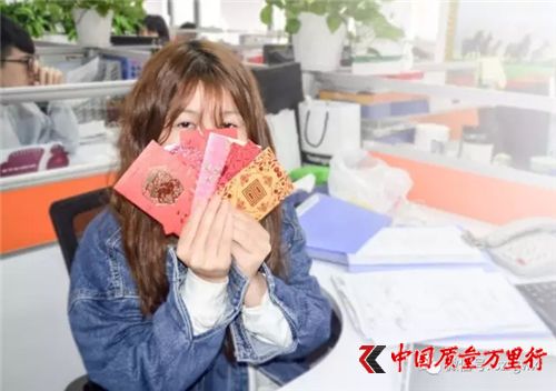 榮格總經理孫小玲攜公司高管給全體員工送“開門紅”利是