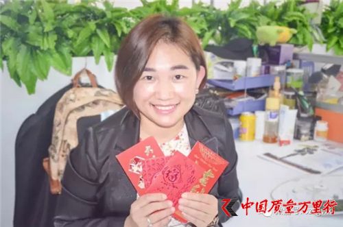 榮格總經理孫小玲攜公司高管給全體員工送“開門紅”利是