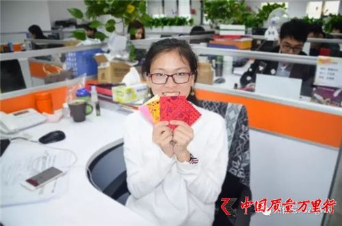 榮格總經理孫小玲攜公司高管給全體員工送“開門紅”利是