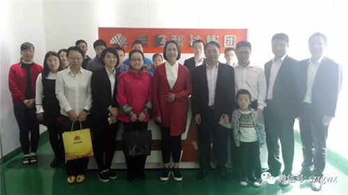 榮格總經理孫小玲攜公司高管給全體員工送“開門紅”利是