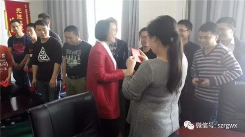 榮格總經理孫小玲攜公司高管給全體員工送“開門紅”利是