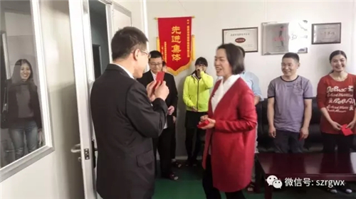 榮格總經理孫小玲攜公司高管給全體員工送“開門紅”利是