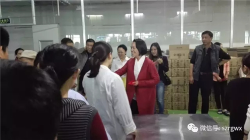 榮格總經理孫小玲攜公司高管給全體員工送“開門紅”利是