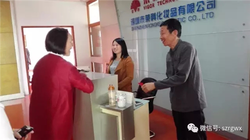 榮格總經理孫小玲攜公司高管給全體員工送“開門紅”利是