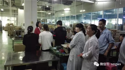 榮格總經理孫小玲攜公司高管給全體員工送“開門紅”利是