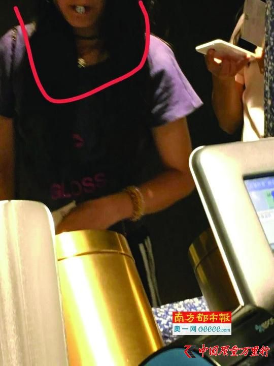一名“托兒”在排隊時因直接將骰子含在嘴里示意,被投訴并取消當(dāng)天全部工資。