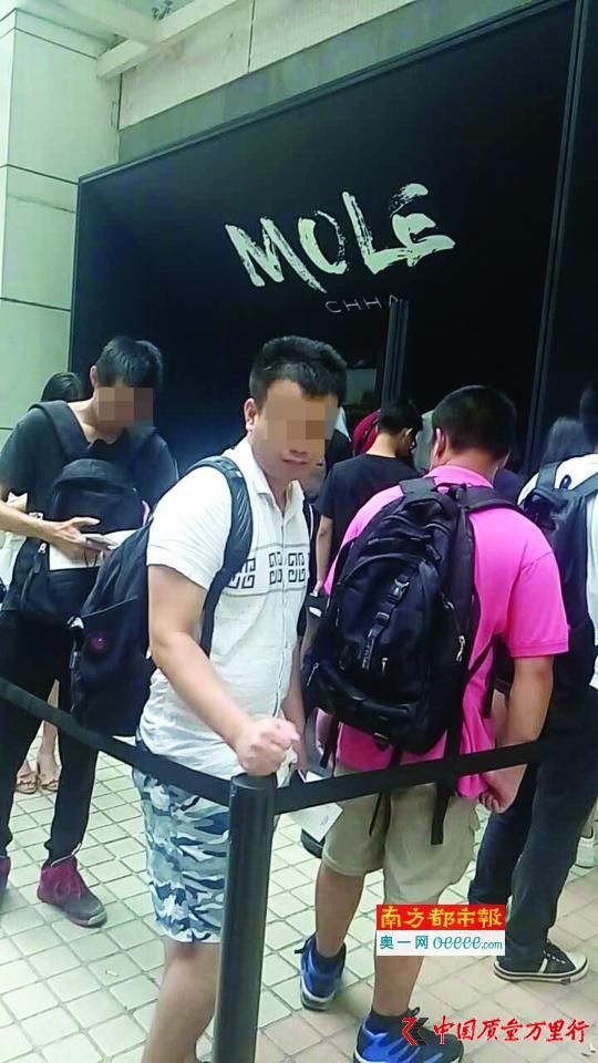 南都記者暗訪當(dāng)天發(fā)現(xiàn)排隊效果明顯,不管下多大的雨,這條隊伍都維持在50號人以上。