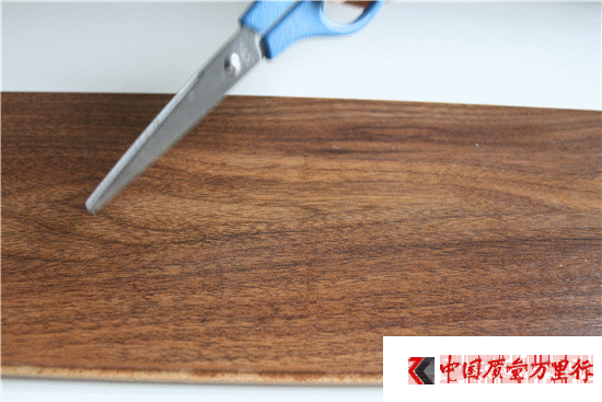 警惕甲醛超標(biāo) 德爾無醛芯地板檢測結(jié)果大跌眼鏡