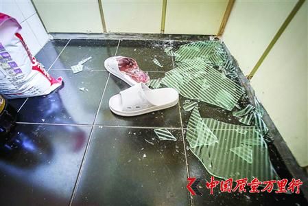 我愛我家新租房櫥柜玻璃突然脫落割傷租客