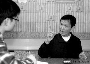 6日,東盛名苑一名有房無證的業主接受采訪 6日,東盛名苑一名有房無證的業主接受采訪