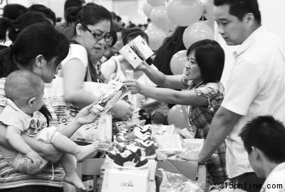 2010年9月12日,為期兩天的2010時尚育兒嘉年華北京站在國貿(mào)閉幕。圖為許多家長購買嬰兒用品。吳長青攝(資料圖片) 2010年9月12日,為期兩天的2010時尚育兒嘉年華北京站在國貿(mào)閉幕。圖為許多家長購買嬰兒用品。吳長青攝(資料圖片)