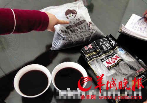 泡黑米的水成了黑紫色。新快報(bào)記者 王飛/攝 泡黑米的水成了黑紫色。新快報(bào)記者 王飛/攝