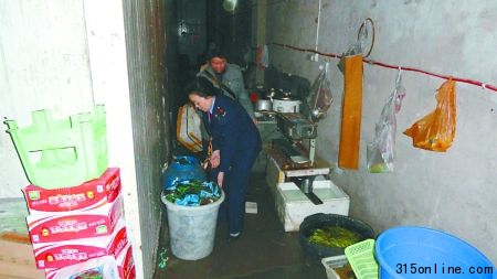 開縣開州大市場,執法人員當場沒收黑作坊的毛肚、燒堿和生產工具。 通訊員 彭宏英 記者 張永波 攝(資料圖片) 開縣開州大市場,執法人員當場沒收黑作坊的毛肚、燒堿和生產工具。 通訊員 彭宏英 記者 張永波 攝(資料圖片)