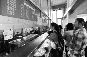 4.5元一碗的蘭州拉面、4元一份的什錦炒飯……昨天傍晚,記者在北京聯(lián)合大學(xué)商務(wù)學(xué)院食堂看到,校園食堂的飯菜價格至少比外邊的餐廳便宜一半。晨報記者 李木易/攝