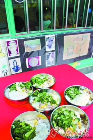 被曝光幼兒園的孩子們的午餐。