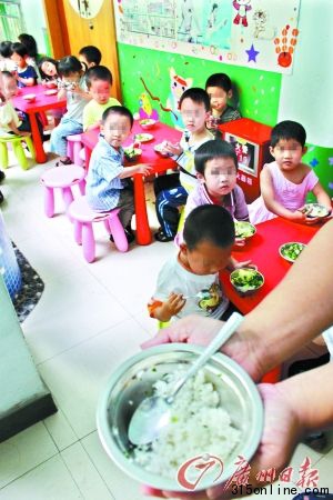孩子們的碗里全是素菜，難見葷腥。