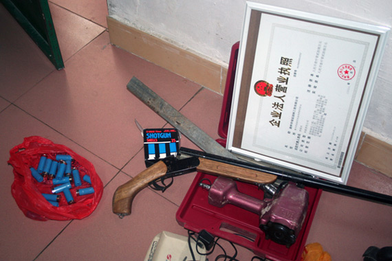 現(xiàn)場(chǎng)查獲的槍支彈藥等物品圖片來源:人民武警報(bào)