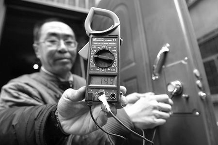 居民防盜門(mén)帶149伏電壓開(kāi)門(mén)要戴橡膠手套(圖)