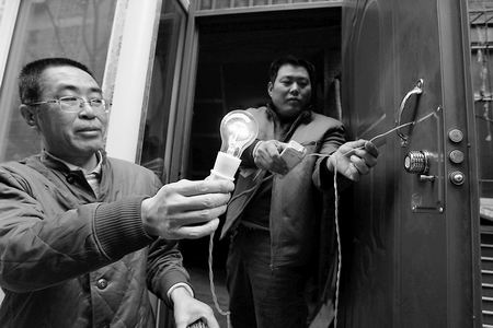 居民防盜門(mén)帶149伏電壓開(kāi)門(mén)要戴橡膠手套(圖)