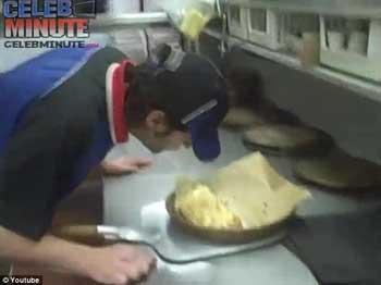 美達(dá)美樂比薩店曝丑聞:食物擦鼻子抹屁股(圖)