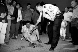 在警察的勸說下，傷者侯女士的丈夫答應離開馬路。