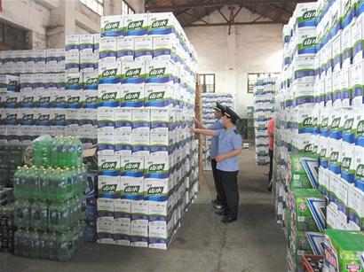 八萬余瓶青啤改換日期充新品過期商品流入市場(chǎng)