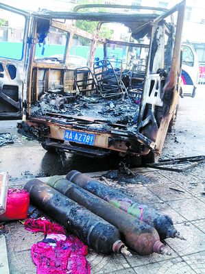依維柯汽車(chē)自燃燒成廢鐵3氫氣瓶幸未爆炸