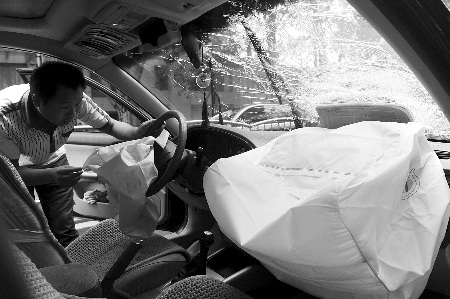 伊蘭特轎車正常行駛中安全氣囊突然自動(dòng)打開