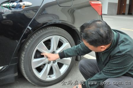 王先生向記者指示當時后輪起火位置