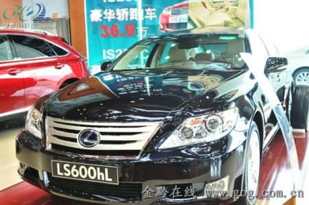銷售大廳中展示的雷克薩斯LS600hl