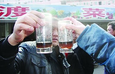 菜場管理人員進(jìn)行試驗(yàn),黑芝麻有褪色現(xiàn)象。李海勇 攝 菜場管理人員進(jìn)行試驗(yàn),黑芝麻有褪色現(xiàn)象。李海勇 攝