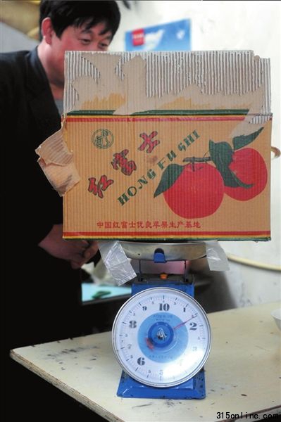 一個紙箱凈重3斤多。京華時報記者張沫