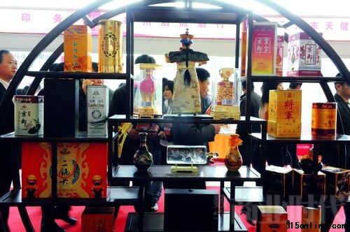 對高端白酒的追捧不再局限于禮品市場,一次次的高價拍賣讓名優(yōu)老白酒躋身于收藏品之列。 對高端白酒的追捧不再局限于禮品市場,一次次的高價拍賣讓名優(yōu)老白酒躋身于收藏品之列。