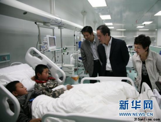4月22日,榆林市榆陽(yáng)區(qū)魚(yú)河鎮(zhèn)中心小學(xué)飲用牛奶中毒的學(xué)生在醫(yī)院接受治療。 4月22日,榆林市榆陽(yáng)區(qū)魚(yú)河鎮(zhèn)中心小學(xué)飲用牛奶中毒的學(xué)生在醫(yī)院接受治療。