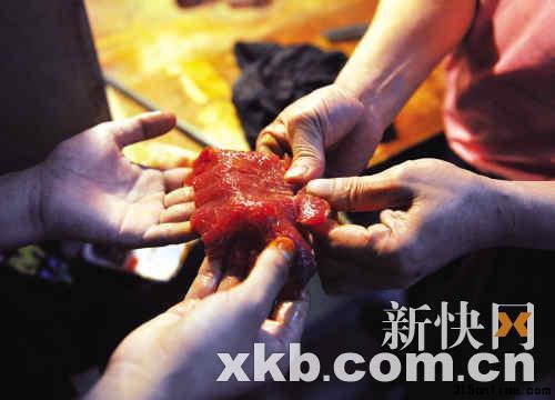 ■昨晚,菜市場經(jīng)驗豐富的肉檔主也難以鑒別"黑椒牛排"的真?zhèn)巍P驴靾笥浾咄跣∶?攝 ■昨晚,菜市場經(jīng)驗豐富的肉檔主也難以鑒別"黑椒牛排"的真?zhèn)巍P驴靾笥浾咄跣∶?攝