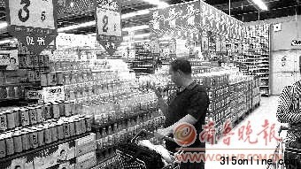 在歷山路一家超市,一位消費(fèi)者正仔細(xì)端詳成分表。 本報(bào)記者 劉紅杰 攝 在歷山路一家超市,一位消費(fèi)者正仔細(xì)端詳成分表。 本報(bào)記者 劉紅杰 攝