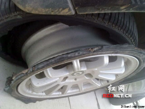 車主易先生3月購買的奔馳smart 小車，在一次行駛中“爆胎”，輪胎與鋼圈完全脫離。