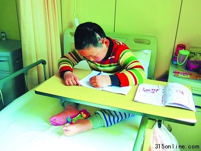 10歲男孩患腦炎左腦切除重學(xué)走路仍想讀書(圖)