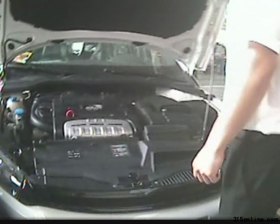 4s店檢查蔡先生汽車的發(fā)動機(jī) 4s店檢查蔡先生汽車的發(fā)動機(jī)