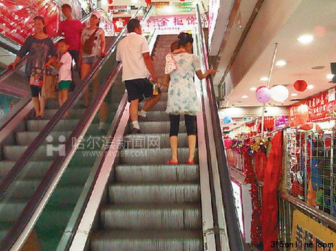 透籠輕工批發(fā)市場內老舊的扶梯。