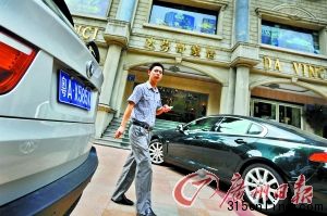 達芬奇店前豪車堵門。記者莫偉濃攝 達芬奇店前豪車堵門。記者莫偉濃攝
