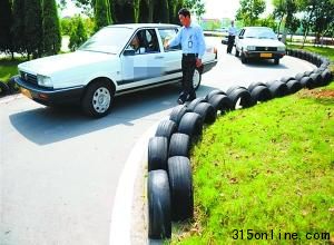江西一駕校的教練帶領學員練車(資料照片)。新華社發