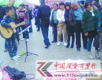 11歲男孩街頭唱歌掙錢給患癌癥媽媽治病(圖)