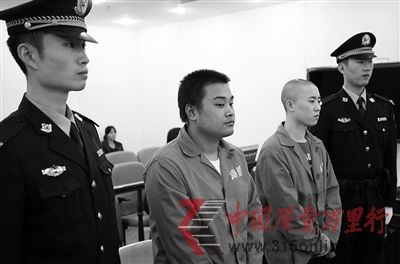 吳澤西(光頭者)與雷雨聲在庭上受審。通訊員 李森 攝