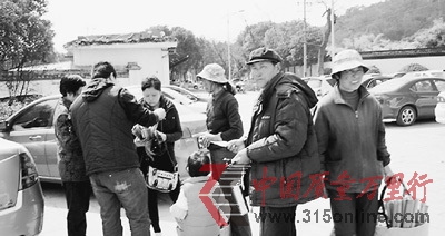 蘇州石湖景區(qū)停車場有人無證收費開假票糊弄車主