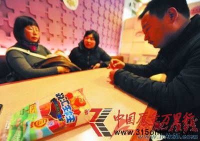 雙匯火腿腸里現藍色異物 廠家堅稱是雞肉包裝袋