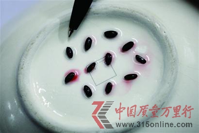 記者做的白醋浸泡黑米實驗,和李女士得出的結果一樣。 朱軍 攝記者 韓曉璨 記者做的白醋浸泡黑米實驗,和李女士得出的結果一樣。 朱軍 攝記者 韓曉璨