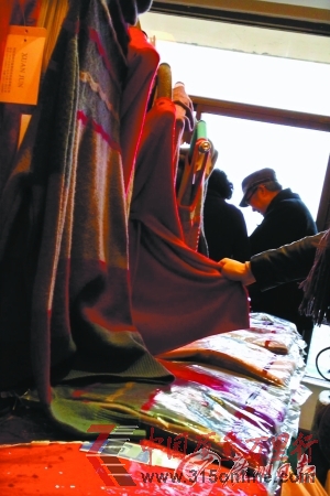 “羊絨衫展銷會”就在酒店一個房間內舉行。 “羊絨衫展銷會”就在酒店一個房間內舉行。