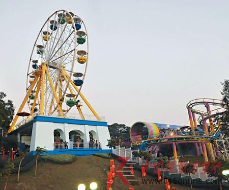 香港海洋公園內的“高峰樂園”,其中六部機動游戲因停電無法運作,部分游客受困。圖片來源:香港星島日報