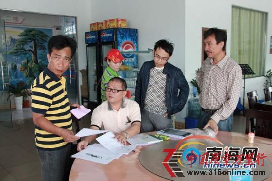 店員接受物價(jià)局工作人員詢問(南海網(wǎng)記者鄧松攝) 店員接受物價(jià)局工作人員詢問(南海網(wǎng)記者鄧松攝)